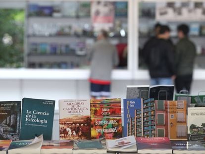Una de las casetas de la Feria del Libro de Madrid en el Parque del Retiro.
