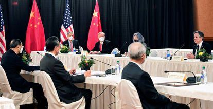 El secretario de Estado de EE UU, Antony Blinken, frente al responsable de la comisión de exteriores china, Yang Jiechi (L), el ministro de Exteriores Wang Yi.