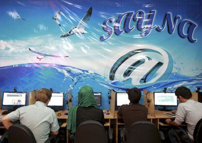 Ciudadanos iran&iacute;es en un cybercaf&eacute; en Teher&aacute;n.