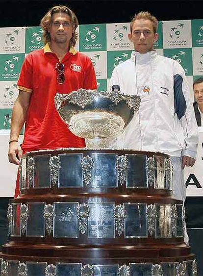 David Ferrer y Dudi Sela, designados como números uno de sus equipos, posan con la Copa.