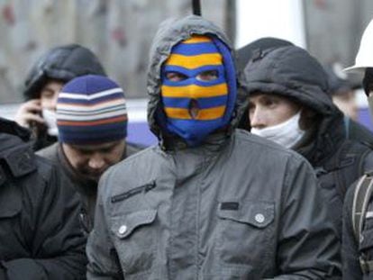 Varios ciudadanos, ante las barricadas en el acceso a las oficinas del gobierno. 