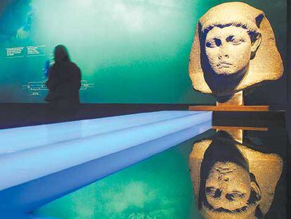 Una cabeza de la época ptolemaica extraída del mar frente a Alejandría, en la exposición en Berlín.
