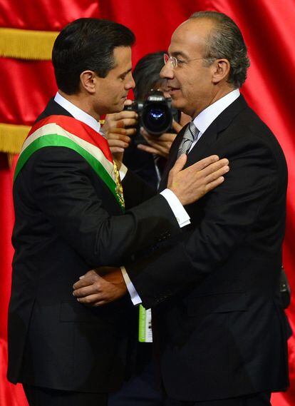 El presidente saliente, Felipe Calderón, saluda a Peña Nieto.