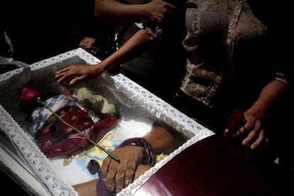 Josué Rafael Palacios, muerto en una barricada durante un combate con fuerzas del Gobierno en la ciudad de Masaya, yace en su ataúd durante su funeral, el 18 de julio.