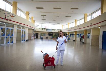 La limpiadora Inmaculada Martínez, de 46 años, posa en la estación de autobuses de La Línea de la Concepción. A Inma, madre de cuatro hijos entre los 12 y los 27 años, el Ayuntamiento le debe ocho meses de trabajo y se ha visto obligada a pedir comida a otras familias vecinas. Aún así, sigue yendo a limpiar la estación de autobuses cada día porque teme que, si no, la despidan.