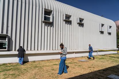 Pacientes enfermos de covid pasean en el jardín del Centro de Aislamiento Voluntario.