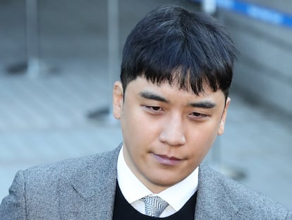Seungri, a la salida de una de las vistas judiciales celebradas en Seúl, en 2020.