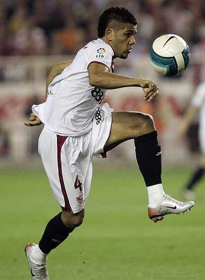 Alves controla el balón.