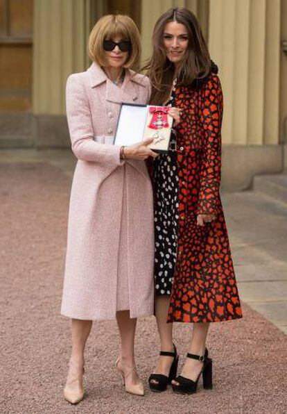 Anna Wintour con su hija, Bee Schaffer, en el palacio de Buckingham.