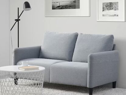 Un ejemplo de los sofás compactos y estilosos que pueden encontrarse en Ikea con un presupuesto de 200 euros.