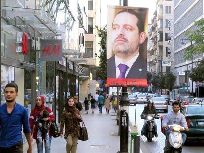 Un cartel del primer ministro liban&eacute;s, Saad al-Hariri, en las calles de Beirut.