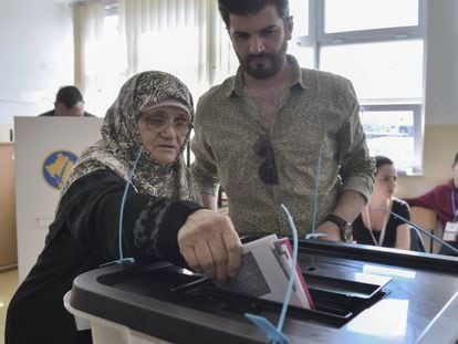 Una mujer registra su voto en Pristina las elecciones generales de Kosovo de este domingo.