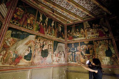 Rosa Senserrich muestra las pinturas de Ferrer Bassa en la capilla de Sant Miquel.
