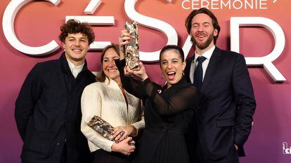 La directora Gala Hernández López posa con el premio César al mejor corto documental el pasado 23 de febrero en París, junto a los productores de 'La mecánica de los fluidos'.