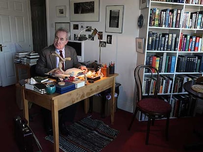 El escritor irlandés John Banville, en su estudio de Dublín en 2008.