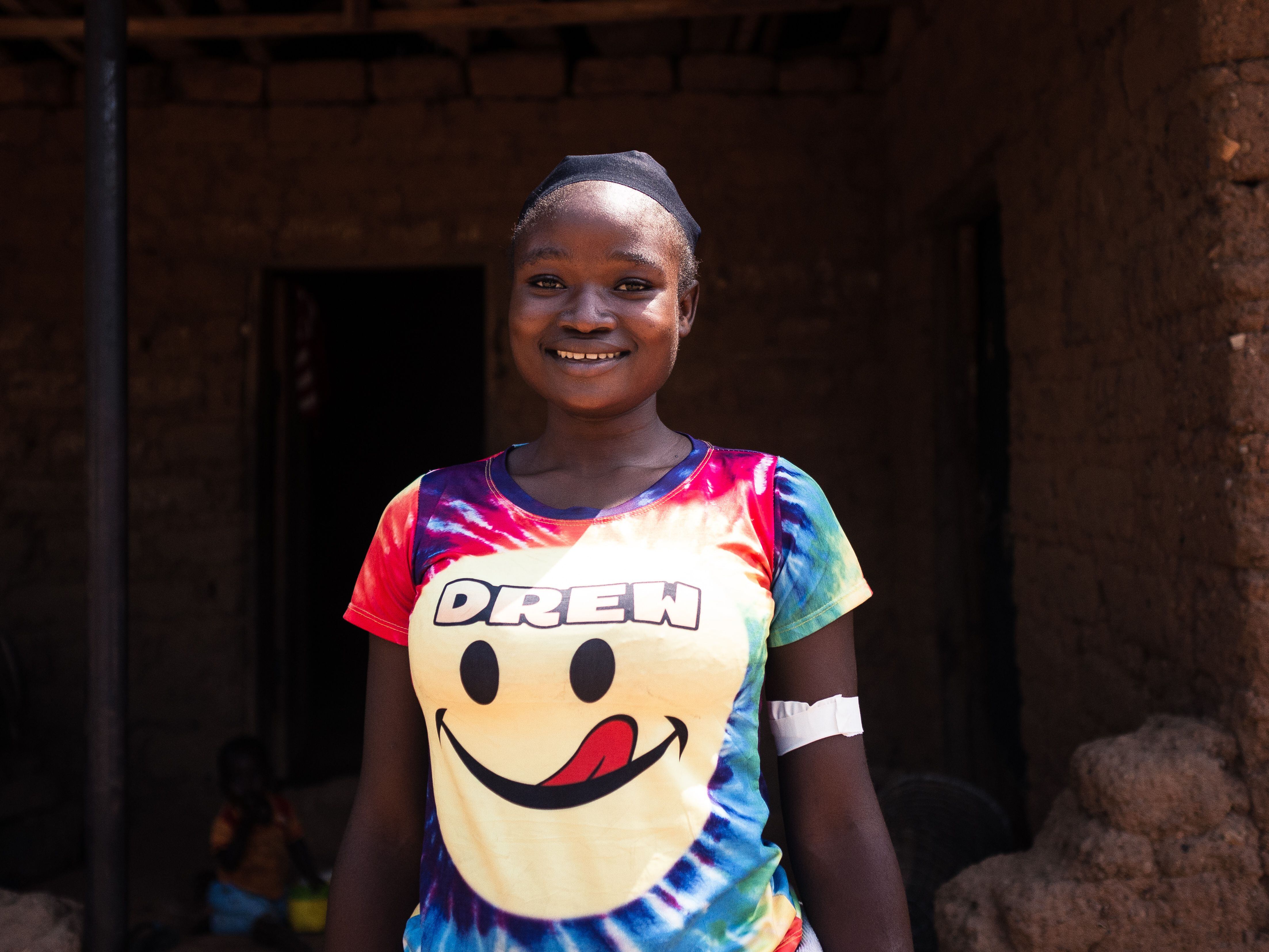 Naomi Ishaku, de 19 años, posa para una fotografía frente a su casa en el estado de Taraba, Nigeria, en abril de 2022.
