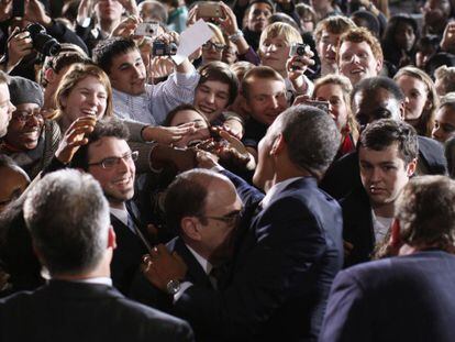 Obama saluda a los estudiantes del Instituto Shaker Heights de Cleveland, donde ha departido sobre economía y empleo.