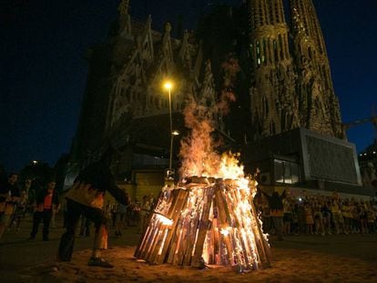 Una hoguera de San Juan ante la Sagrada Família, en Barcelona.