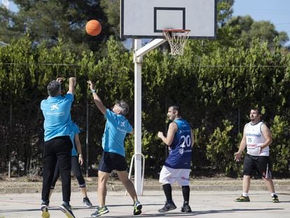 Actividad de baloncesto con personas con discapacidad psíquica promovida por la Fundación Asnimo en Baleares.