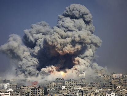 Humo y fuego tras un ataque israel&iacute; en Gaza, el 29 de julio.