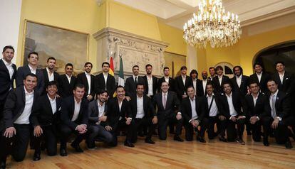 El embajador de España en México, Luis Fernández-Cid junto con los jugadores de ambos equipos