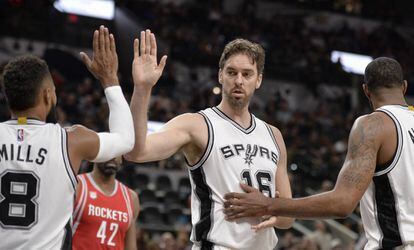 Pau Gasol, felicitado por Mills.