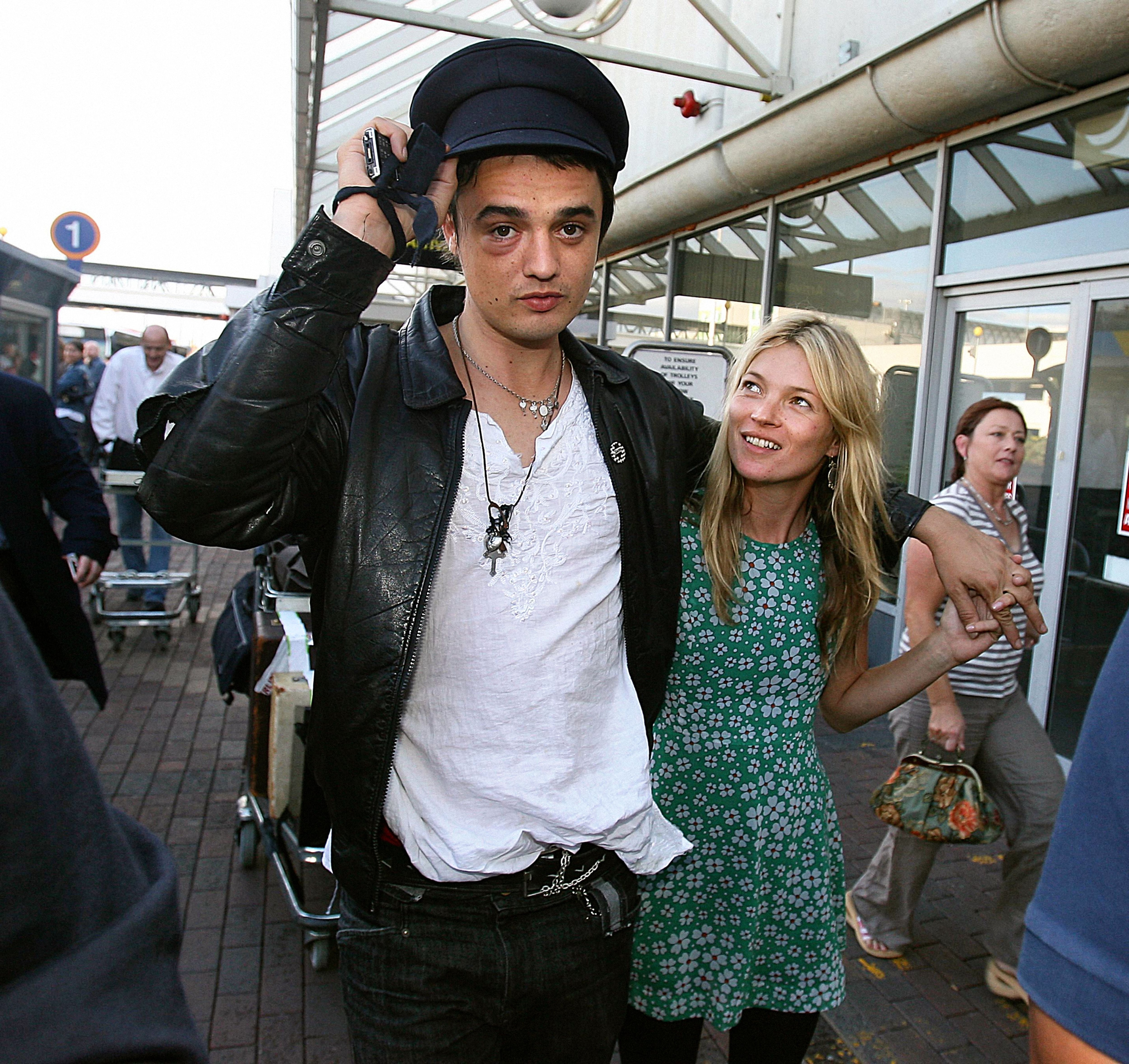 Septiembre de 2006. Pete Doherty y Kate Moss, en el aeropuerto de Dublín. 
