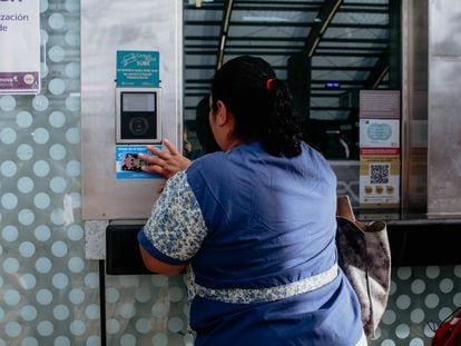 Una pasajera carga su tarjeta Sube para usar el transporte público en Buenos Aires.