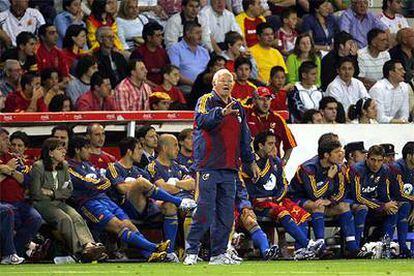 El seleccionador Luis Aragonés da instrucciones durante el partido del sábado frente a Rusia en Albacete.