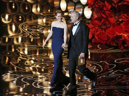 Bill Murray en el escenario de los Oscar por primera vez en la historia. Le ha acompa&ntilde;ado Amy Adams han presentado el Oscar a la mejor fotograf&iacute;a que ha sido para el mexicano Emmanuel Lubezki por &#039;Gravity&#039;.
