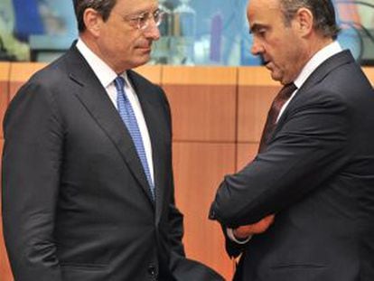 Mario Draghi, presidente del BCE y Luis de Guindos, ministro de Econom&iacute;a