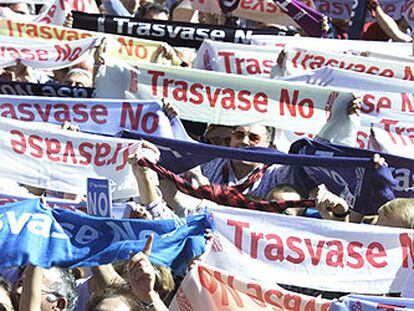 Asistentes a una manifestación en Zaragoza contra el trasvase del Ebro.