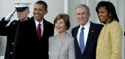 Los matrimonios Obama y Bush en la Casa Blanca.
