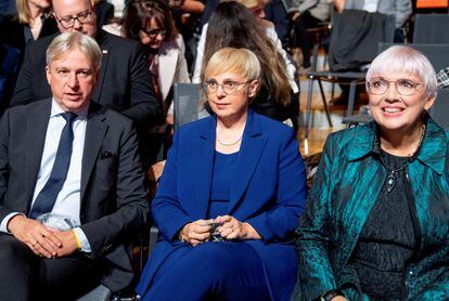 De izquierda a derecha, el director de la feria, Juergen Boos; la presidenta eslovena, Natasa Pirc Musar, y la ministra de Cultura alemana, Claudia Roth, en la inauguración de la feria este martes. 
