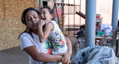 Beatriz lleva a su hija Nayeli al Instituto Madre Assunta, un albergue para mujeres y niños migrantes en Tijuana, estado de Baja California, México, el 13 de julio de 2019. Los solicitantes de asilo en los EE. UU. están desbordando los refugios de México mientras esperan a que se resuelvan sus peticiones.