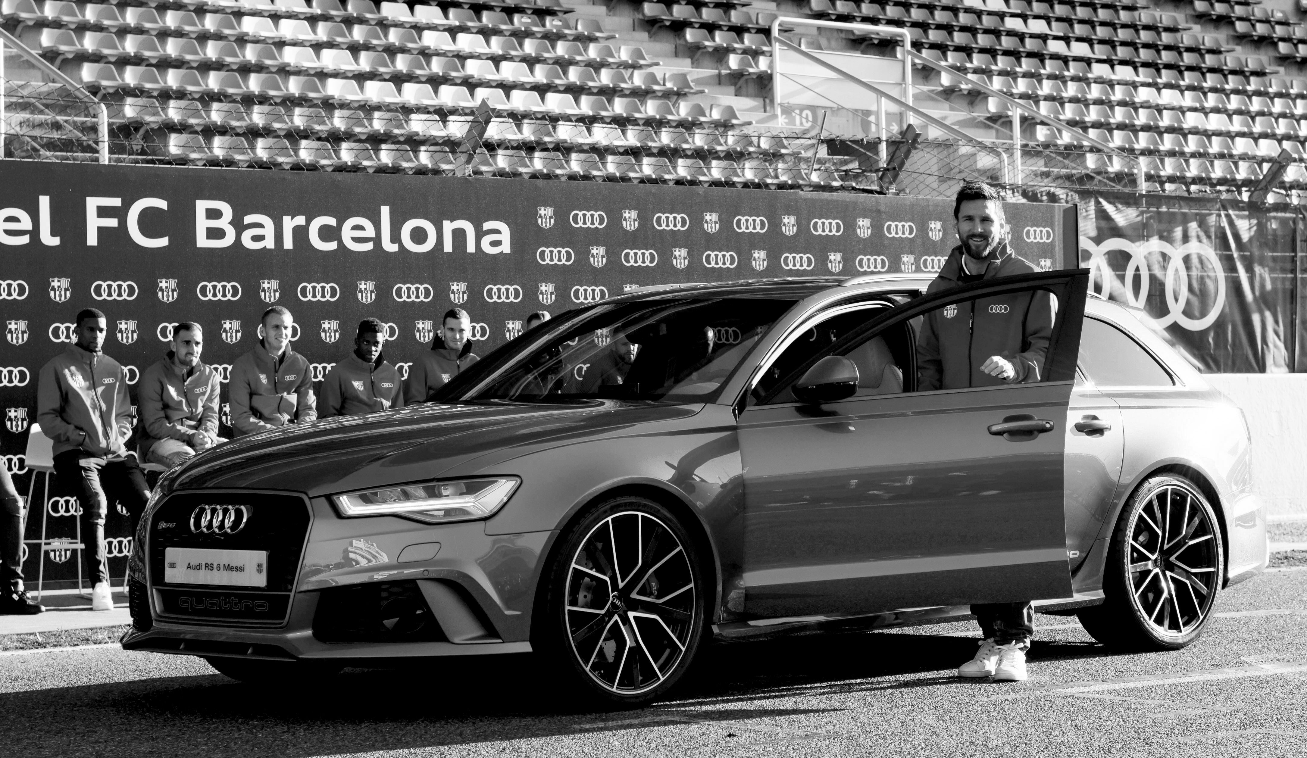 El futbolista Lionel Messi con su Audi durante la presentación de la marca donde entregó a los jugadores del FC Barcelona algunos de sus coches en noviembre de 2017 en Barcelona.
