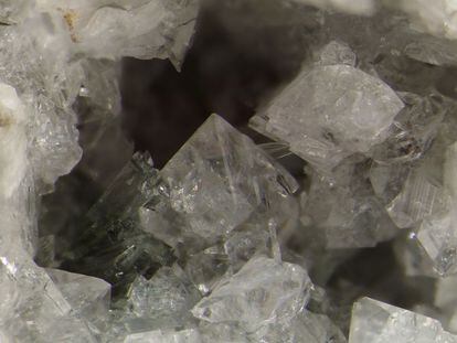 Este mineral llamado amicita corresponde al nivel uno de minerales raros, según la categorización que realizan los científicos. Está compuesto por elementos muy comunes, pero para formarse requiere condiciones extremadamente precisas de temperatura, presión y composición. Solo se ha encontrado en dos localidades del mundo. Fue nombrado en el siglo XIX por el físico francés Giovanni Battista Amici. El estudio “Naturaleza y significado de la singularidad en la mineralogía” de los científicos Robert Hazen, del Instituto Carnegie, y Jesse Ausubel, de la Universidad de Rockefeller, establece el primer sistema para categorizar las singularidades en el reino mineral y provee a los mineralogistas de un marco parecido al que ya existe para catalogar las especie animales y vegetales.