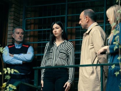 Úrsula Corberó (en el centro), como Rosa Peral en la serie 'El cuerpo en llamas', en una imagen cedida por Netflix.