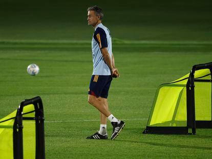 Luis Enrique, durante el entrenamiento de la selección, el viernes en Doha (Qatar).
