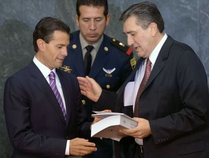 González entrega el informe a Peña Nieto.