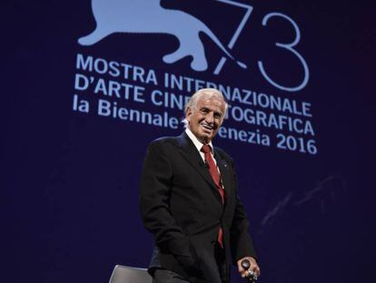 El actor Jean-Paul Belmondo mientras recibe el León de Oro en la 73ª edición del Festival de Venecia.