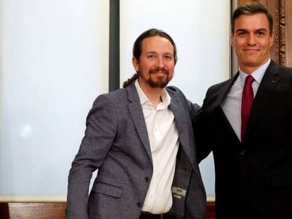El líder de Unidas Podemos y futuro vicepresidente del Gobierno, Pablo Iglesias (izquierda), junto al presidente del Ejecutivo, Pedro Sánchez, tras firmar su pacto de coalición.