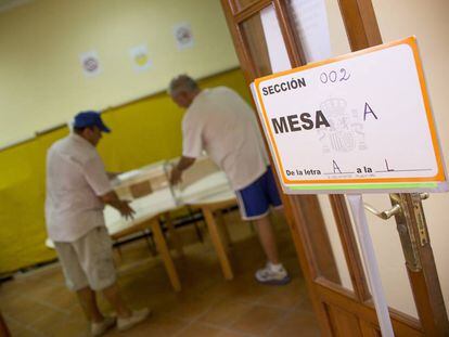 Dos operarios preparan las urnas y dem&aacute;s elementos en un colegio electoral el pasado d&iacute;a 26.