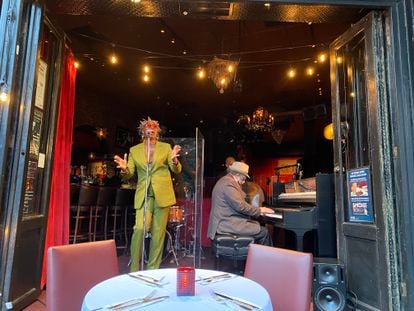 La cantante Lezlie Harrison actúa para una audiencia sentada en la acera desde el interior del Smoke Jazz & Super Club, el 14 de octubre de 2020.