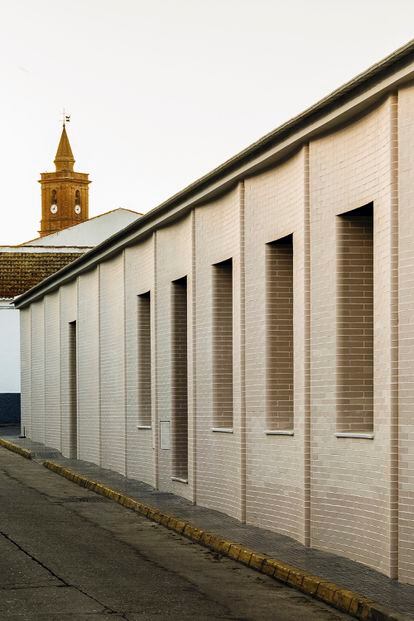 Ubicada en un pueblo de Huelva, la Casa Borrero reinterpreta la vivienda arquetípica andaluza bajo los códigos del diseño contemporáneo, con una sinuosa fachada (en esta página) y un envolvente patio (a la derecha).
