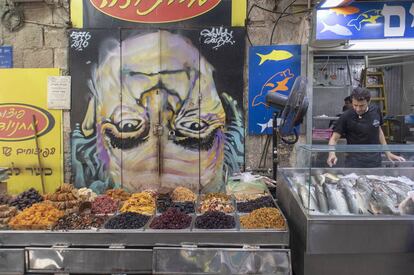 Puerta de uno de los puestos decorada con retratos de personalidades árabes e israelíes.