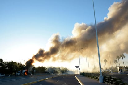 En la imagen, un vehículo de carga calcinado bloquea una vialidad en Culiacán, la capital del Estado, este jueves. 