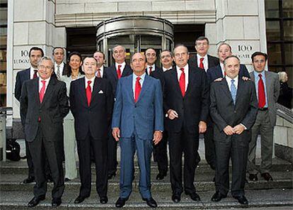 Emilio Botín, junto a algunos de los altos ejecutivos del Grupo Santander, en Londres.