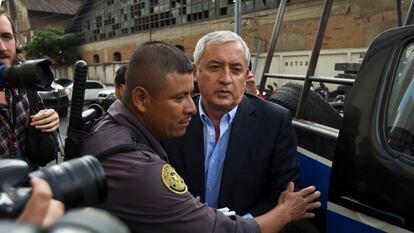 Otto Pérez Molina es escoltado a una audiencia en Ciudad de Guatemala, en junio de 2016.