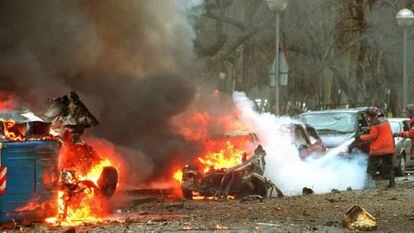 Explosión del coche bomba que mató a Fernando Buesa y a su escolta Jorge Díez Elorza en Vitoria, el 22 de febrero de 2000.